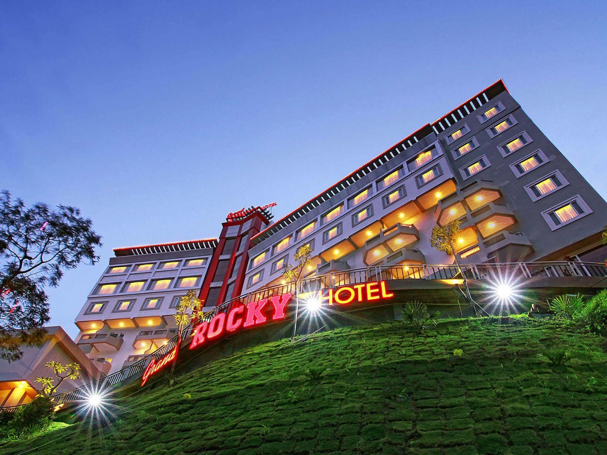 Grand Rocky Hotel Bukittinggi Extérieur photo
