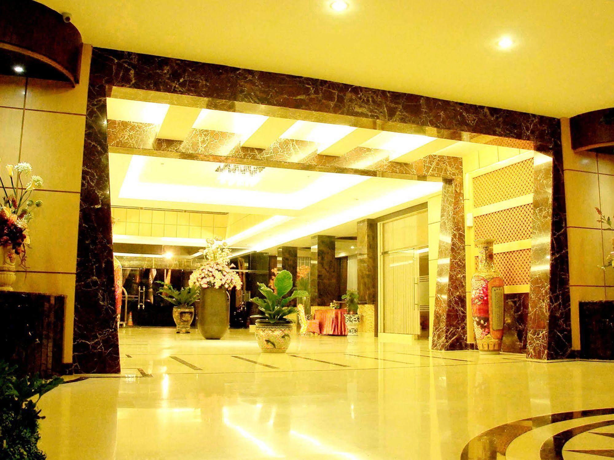 Grand Rocky Hotel Bukittinggi Extérieur photo